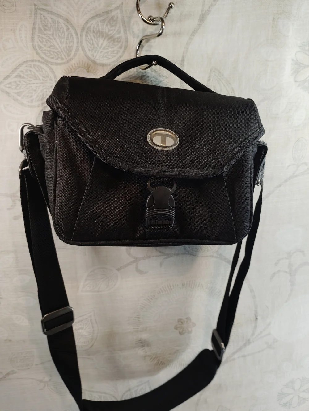 Tamrac Black Messenger/Crossbody /Camera Bag with Shoulder Strap